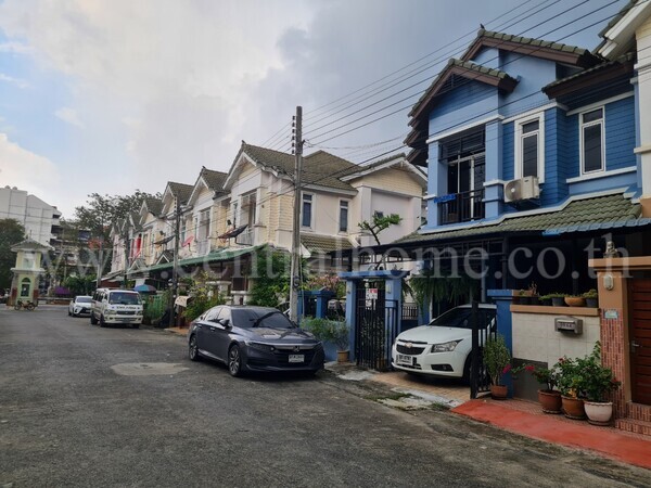 ทาวน์โฮม หมู่บ้านสิรภัทร2 อยู่ด้านหน้าโครงการ บ้านหัวมุมมีพื้นที่ทำสวนเล็กๆ