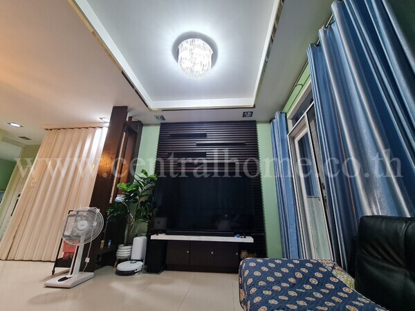 ทาวน์โฮม หมู่บ้านสิรภัทร2 อยู่ด้านหน้าโครงการ บ้านหัวมุมมีพื้นที่ทำสวนเล็กๆ