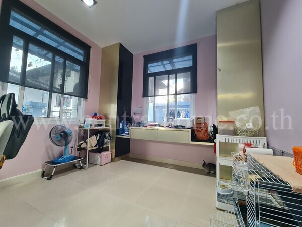 ทาวน์โฮม หมู่บ้านสิรภัทร2 อยู่ด้านหน้าโครงการ บ้านหัวมุมมีพื้นที่ทำสวนเล็กๆ