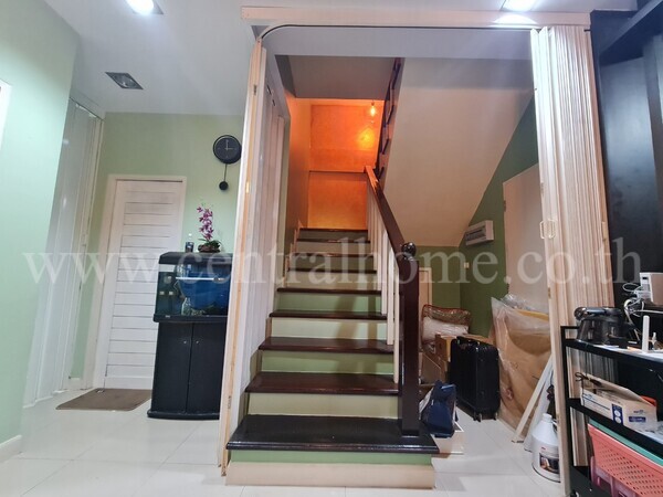 ทาวน์โฮม หมู่บ้านสิรภัทร2 อยู่ด้านหน้าโครงการ บ้านหัวมุมมีพื้นที่ทำสวนเล็กๆ