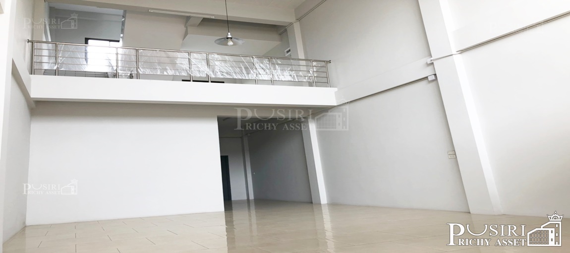 อาคารพาณิชย์ 8 ห้อง ใหม่สไตล์โมเดิร์น 3.5 ชั้น ดาดฟ้า พื้นที่ใช้สอย 260 ตร.ม. พร้อมเข้าอยู่ได้ทันที ทำลดี ติดถนนสายใยรัก ใกล้ตลาดกระทุ่มแบน 1.5 กม.KK4100S