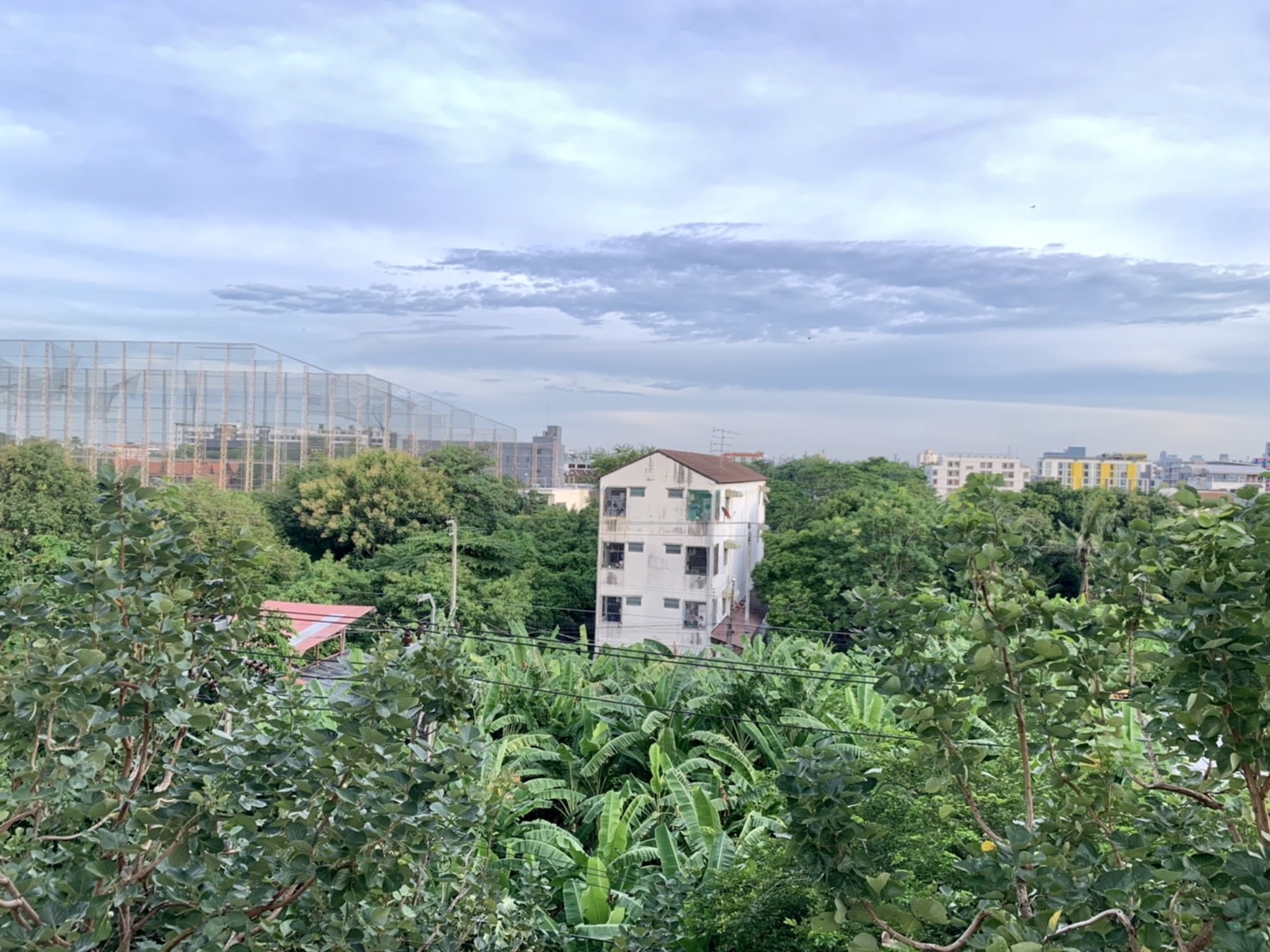 (ขายพร้อมผู้เช่า) คอนโดบ้านสวนธน รัชดา 36 (ซ.เสือใหญ่) 47 ตรม. 2 นอน สวนร่มรื่นทั้งโครงการ ใกล้ ม.จันทร์เกษม ห้างสรรพสินค้า  เข้าออกได้หลายทาง