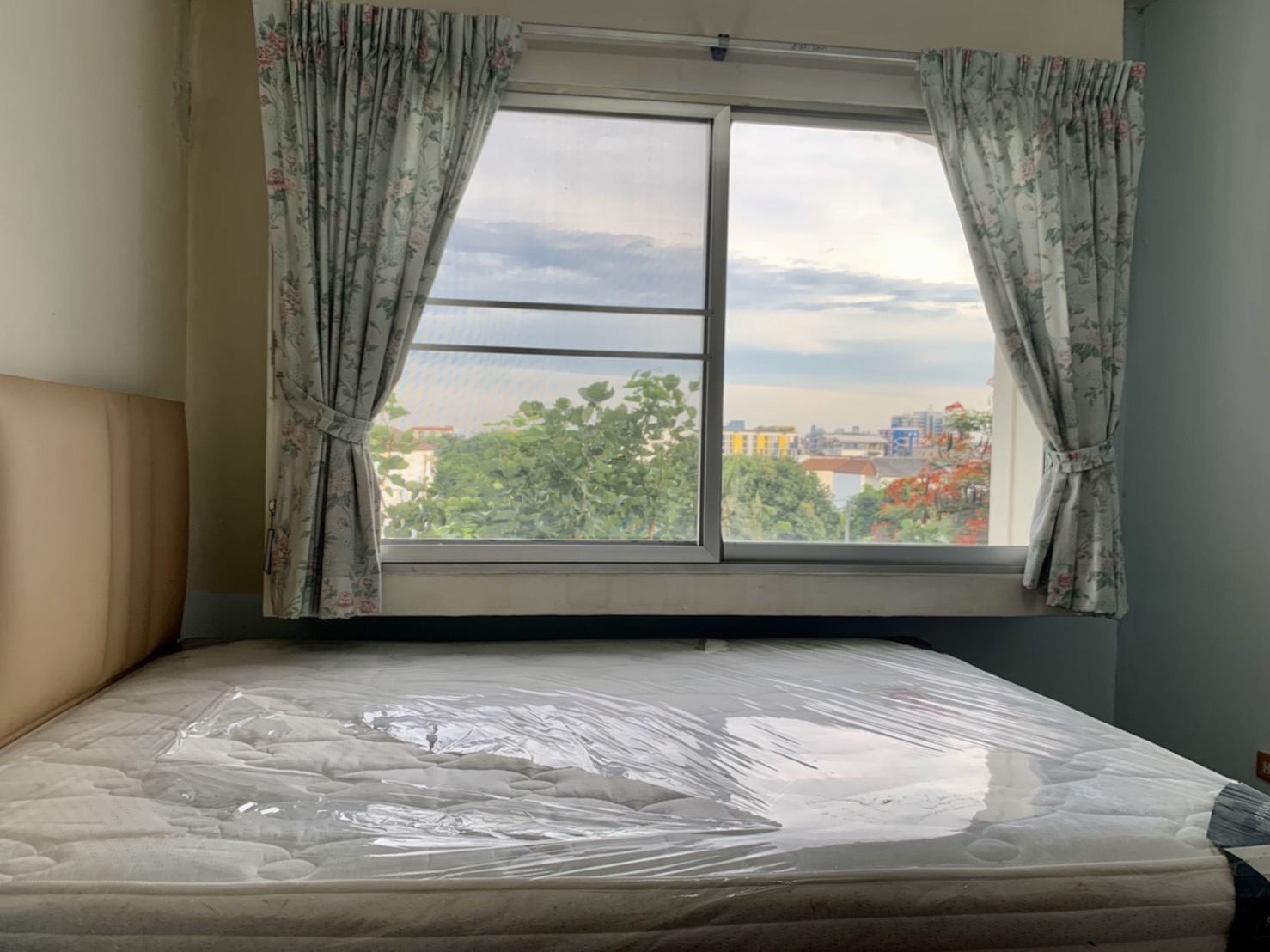 (ขายพร้อมผู้เช่า) คอนโดบ้านสวนธน รัชดา 36 (ซ.เสือใหญ่) 47 ตรม. 2 นอน สวนร่มรื่นทั้งโครงการ ใกล้ ม.จันทร์เกษม ห้างสรรพสินค้า  เข้าออกได้หลายทาง