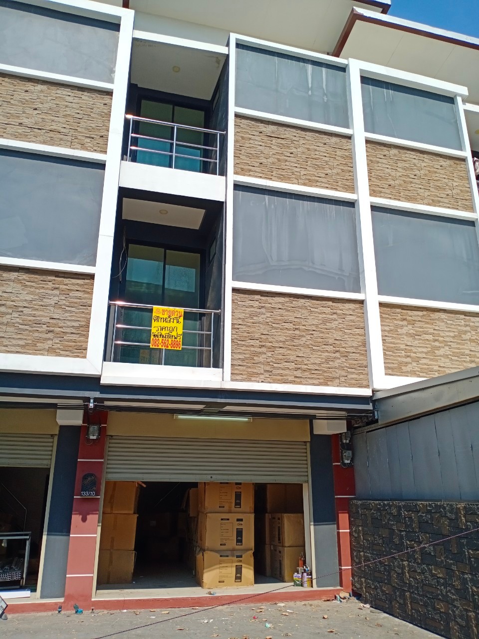 ขายอาคารพานิชย์ 3 ชั้น (คูหาขวา) ตำบลสวนหลวง อำเภอกระทุ่มแบน จังหวัดสมุทรสาคร