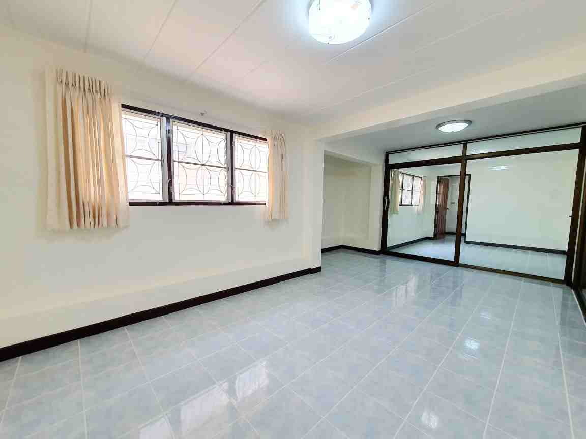 ขายบ้านสองชั้นครึ่ง หมู่บ้านโฮมแลนด์ มิตรภาพ1 โซนบ้านใหม่มิตรภาพ อนาคตใกล้รถไฟความเร็วสูง กรุงเทพ-นครราชสีมา 