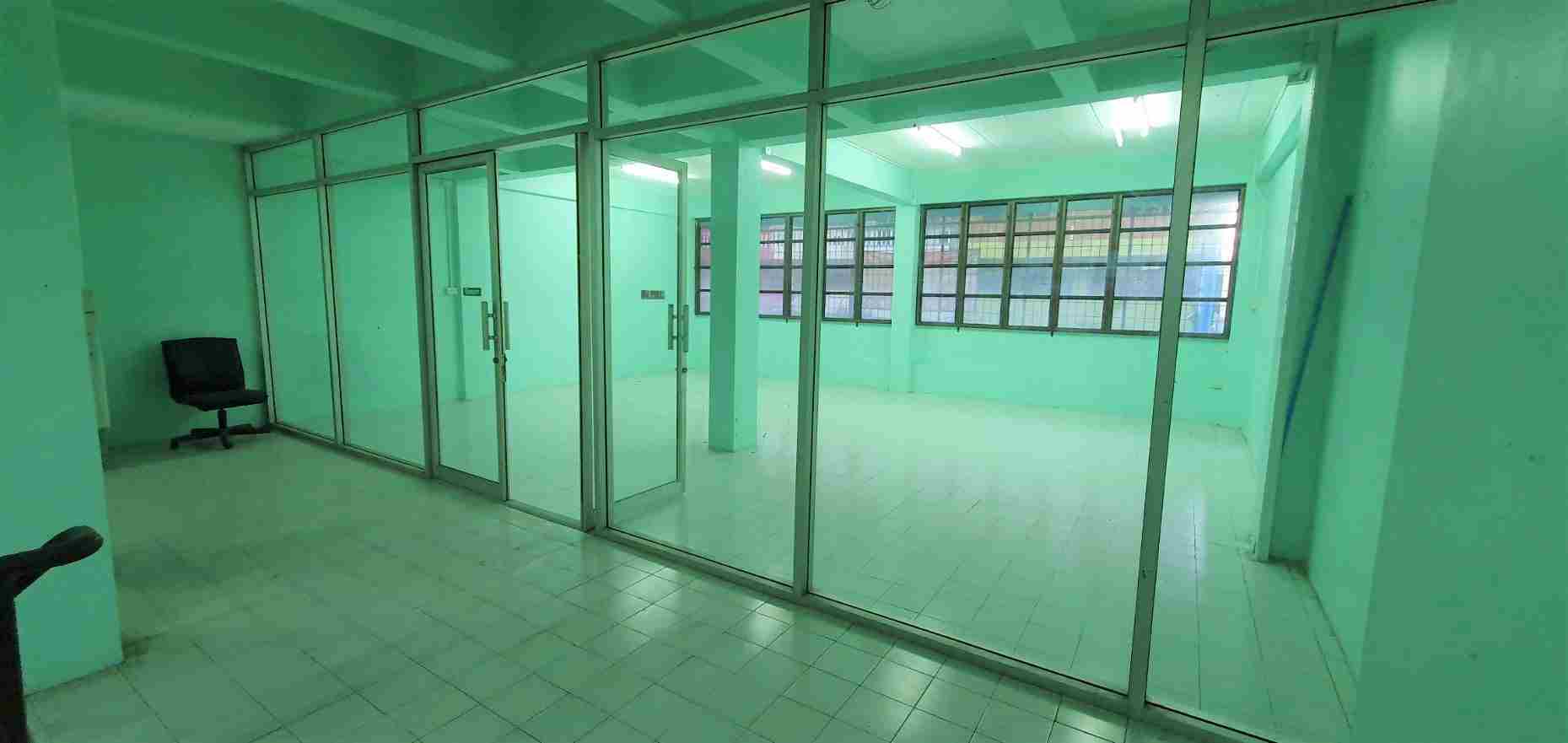 ขาย อาคารพาณิชย์  4 ชั้น  2 คูหาเชื่อมถึงกัน โครงการเสริมศิริวิลเลจ  เนื้อที่รวม 36 ตรว.ครึ่ง  โครงการตั้งอยู่ต้นซอยพระยาสุเรนทร์ 30 แยก1 พิเศษสุด!!มีลิฟท์ขึ้นลงภายในอาคาร  ติดถนนเมนหลักพระยาสุเรนทร์ ทำเลดี  ราคาดีงาม ถูกสุดๆ 