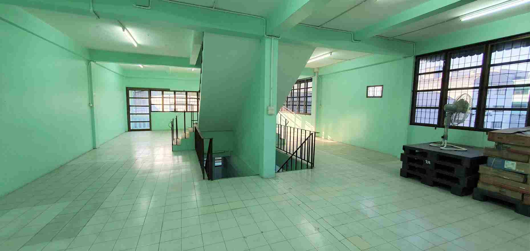 ขาย อาคารพาณิชย์  4 ชั้น  2 คูหาเชื่อมถึงกัน โครงการเสริมศิริวิลเลจ  เนื้อที่รวม 36 ตรว.ครึ่ง  โครงการตั้งอยู่ต้นซอยพระยาสุเรนทร์ 30 แยก1 พิเศษสุด!!มีลิฟท์ขึ้นลงภายในอาคาร  ติดถนนเมนหลักพระยาสุเรนทร์ ทำเลดี  ราคาดีงาม ถูกสุดๆ 