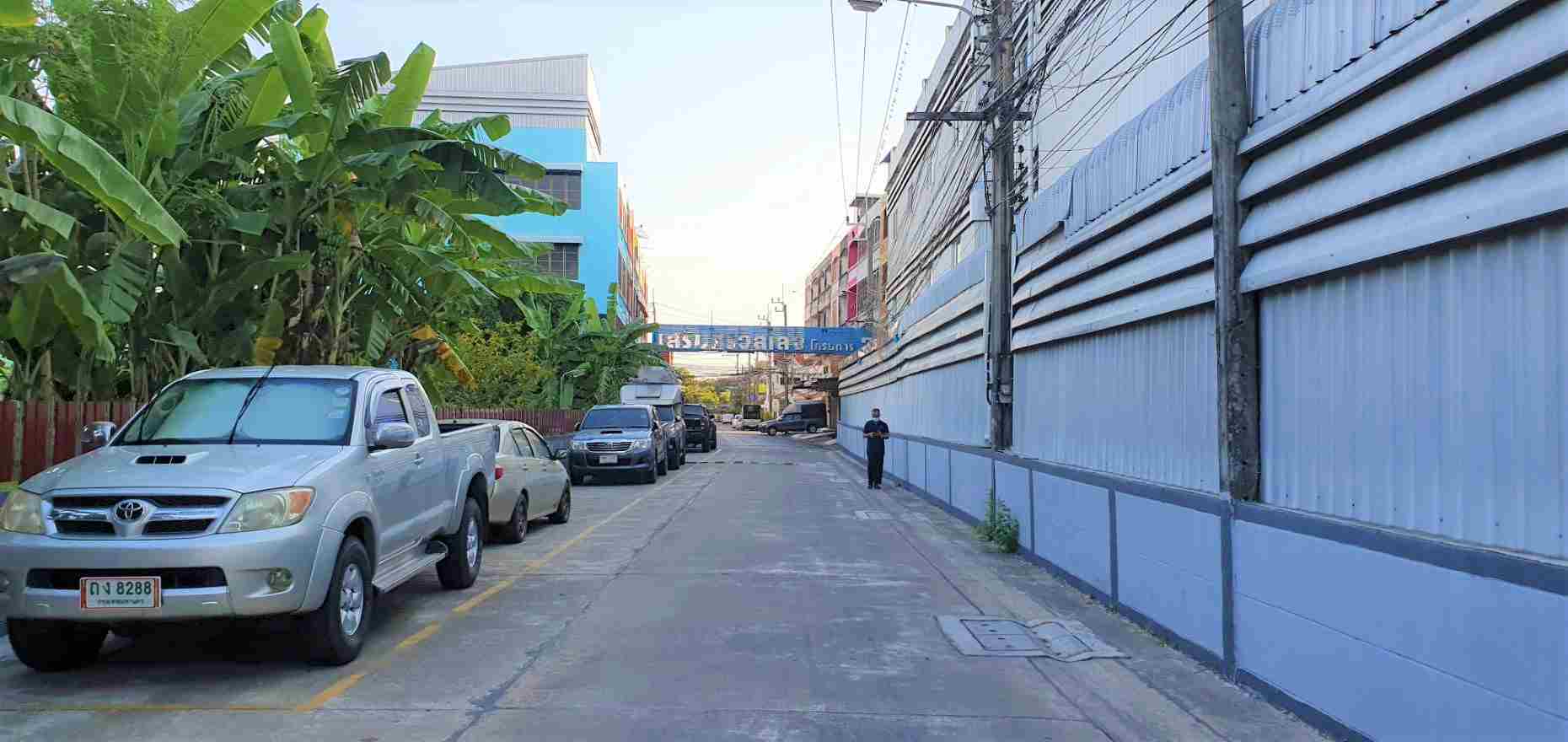 ขาย อาคารพาณิชย์  4 ชั้น  2 คูหาเชื่อมถึงกัน โครงการเสริมศิริวิลเลจ  เนื้อที่รวม 36 ตรว.ครึ่ง  โครงการตั้งอยู่ต้นซอยพระยาสุเรนทร์ 30 แยก1 พิเศษสุด!!มีลิฟท์ขึ้นลงภายในอาคาร  ติดถนนเมนหลักพระยาสุเรนทร์ ทำเลดี  ราคาดีงาม ถูกสุดๆ 