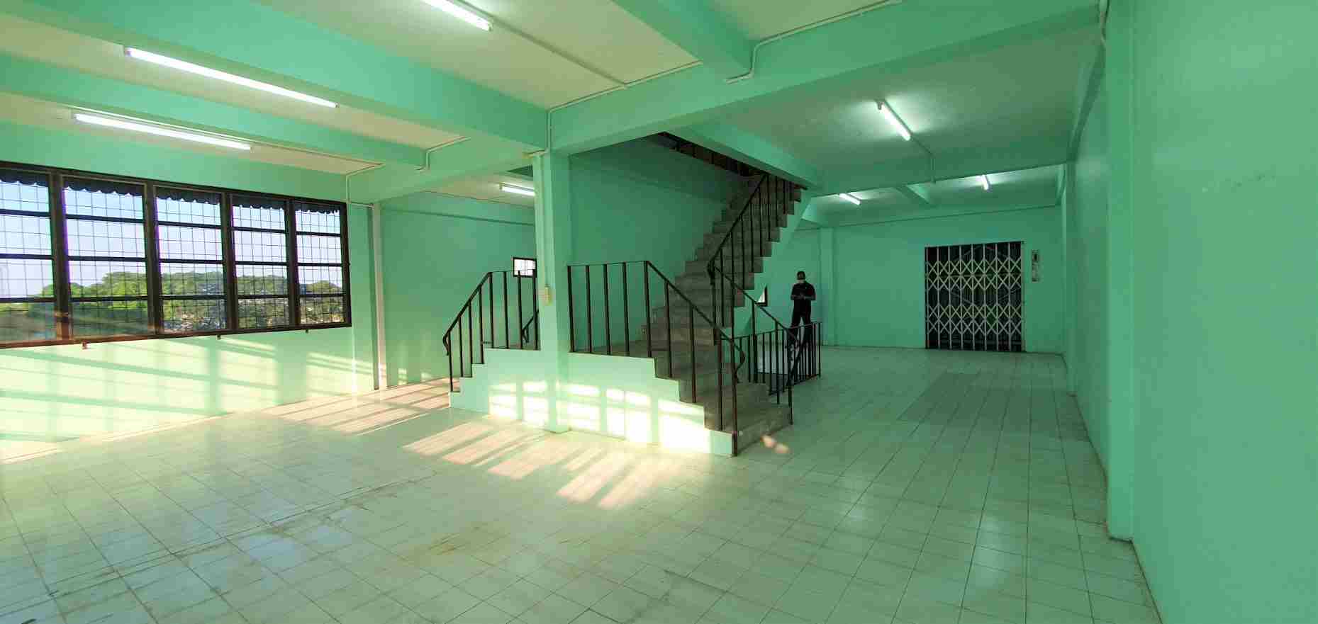 ขาย อาคารพาณิชย์  4 ชั้น  2 คูหาเชื่อมถึงกัน โครงการเสริมศิริวิลเลจ  เนื้อที่รวม 36 ตรว.ครึ่ง  โครงการตั้งอยู่ต้นซอยพระยาสุเรนทร์ 30 แยก1 พิเศษสุด!!มีลิฟท์ขึ้นลงภายในอาคาร  ติดถนนเมนหลักพระยาสุเรนทร์ ทำเลดี  ราคาดีงาม ถูกสุดๆ 