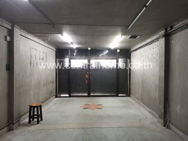 อาคารพาณิชย์ 3.5 ชั้น ติดถนนนาคนิวาส (แยกโรงไม้)