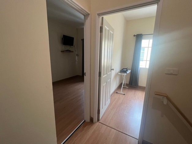 ขายทาวน์เฮาส์ 2 ชั้น หมู่บ้านโกเด้นทาวน์บางแค บ้านสวย ใกล้ MRTหลักสองเพียง 1.5 กิโลเมตร ทำเลดี