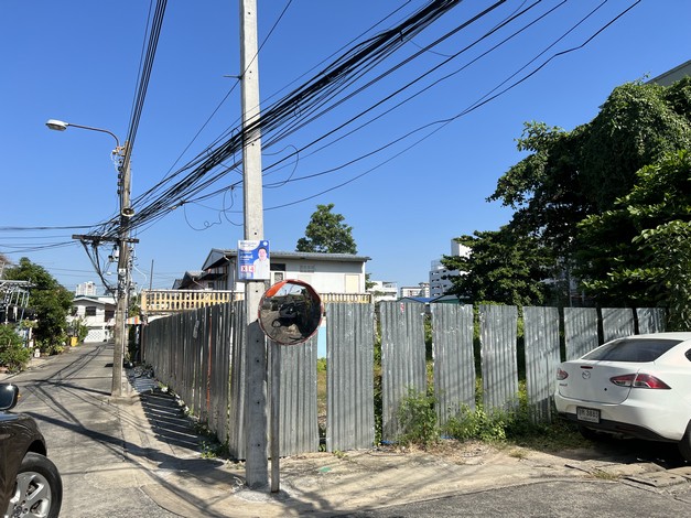 ขายที่ดินเปล่า ทำเลดี อยู่ในหมู่บ้านเปรมฤทัย ซอยสุขุมวิท50 เขตคลองเตย กรุงเทพมหานคร ( เจ้าของขายเอง )