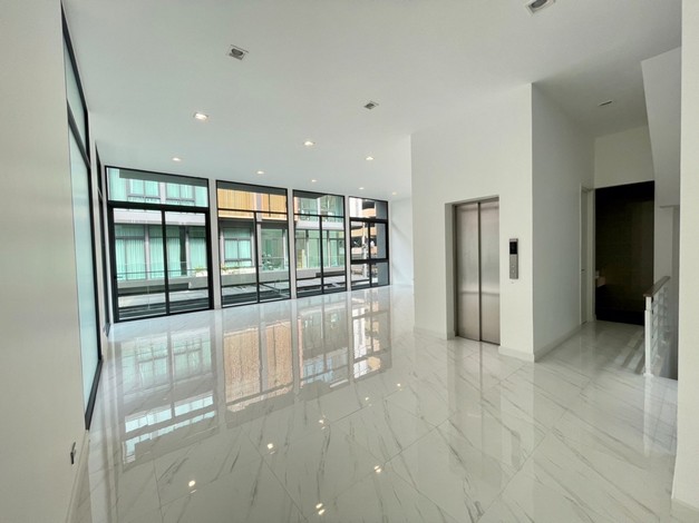 ขายโฮมออฟฟิศ 5 ชั้น Super Luxury Design หรูหราโดดเด่น ทำเลดีเหมาะทำธุรกิจ ย่านรามคำแหง15