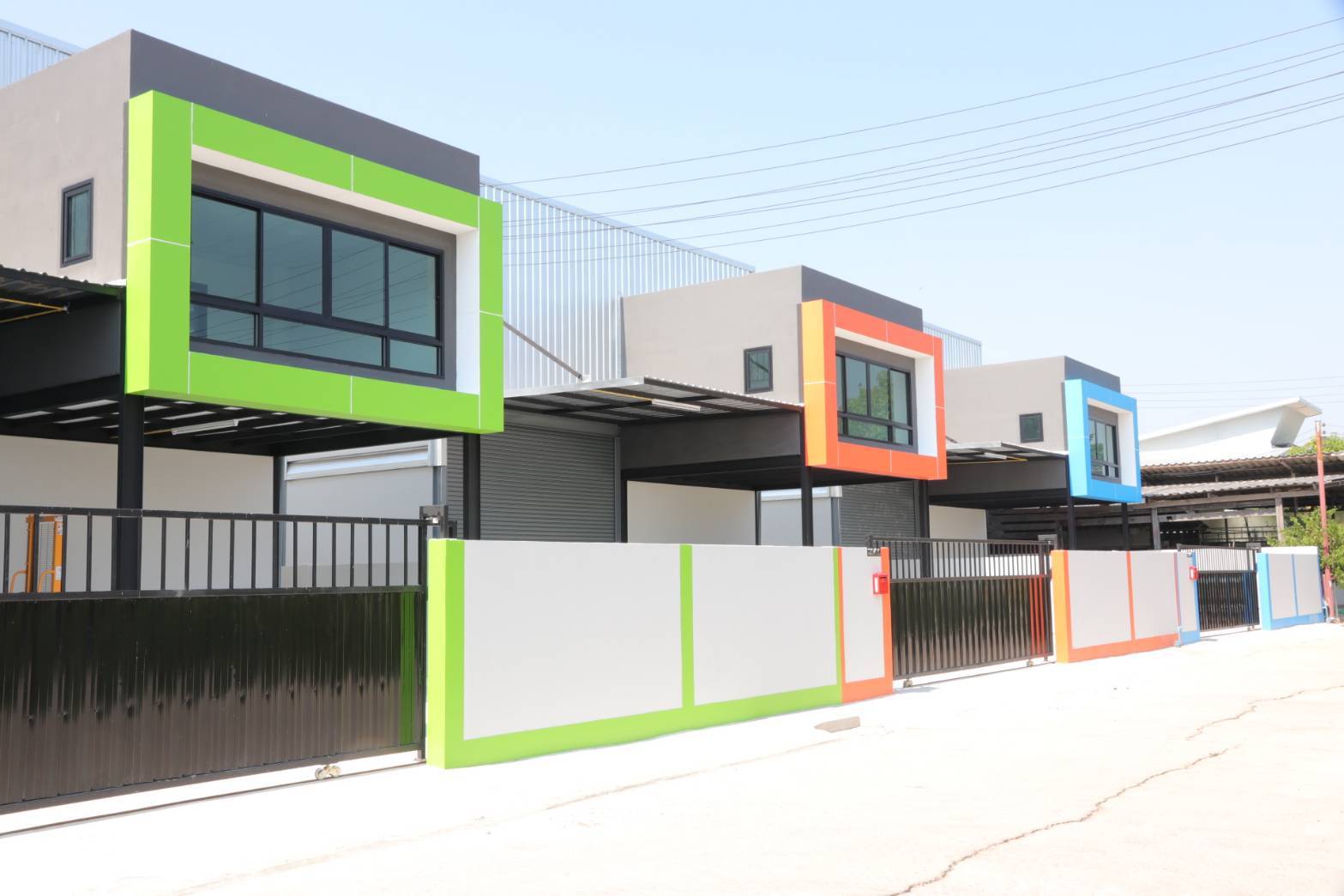 ให้เช่าโกดัง พร้อมออฟฟิตชั้นล่าง ห้องพักชั้นลอย มีรั้วล้อมรอบส่วนตัว ในซอยวัดลาดปลาดุก