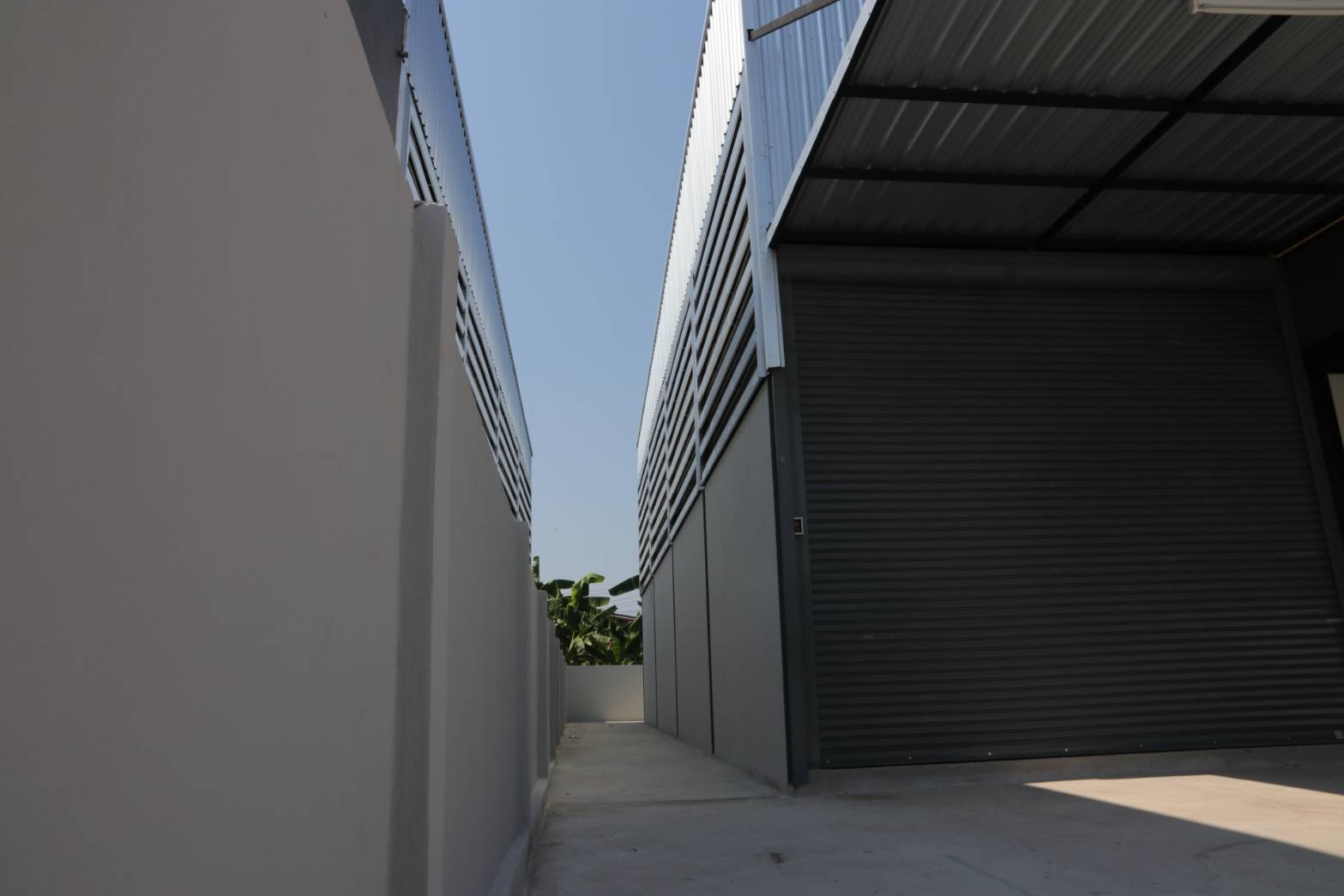 ให้เช่าโกดัง พร้อมออฟฟิตชั้นล่าง ห้องพักชั้นลอย มีรั้วล้อมรอบส่วนตัว ในซอยวัดลาดปลาดุก