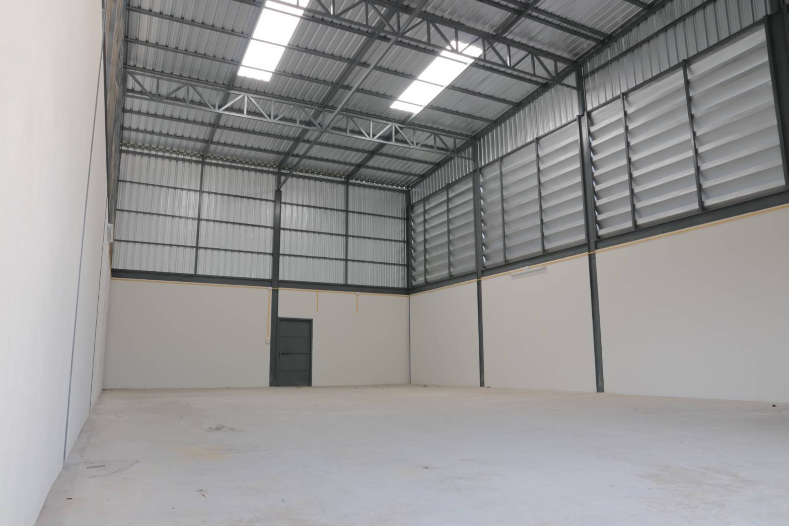 ให้เช่าโกดัง พร้อมออฟฟิตชั้นล่าง ห้องพักชั้นลอย มีรั้วล้อมรอบส่วนตัว ในซอยวัดลาดปลาดุก