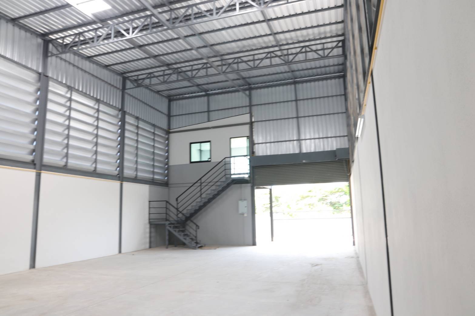 ให้เช่าโกดัง พร้อมออฟฟิตชั้นล่าง ห้องพักชั้นลอย มีรั้วล้อมรอบส่วนตัว ในซอยวัดลาดปลาดุก