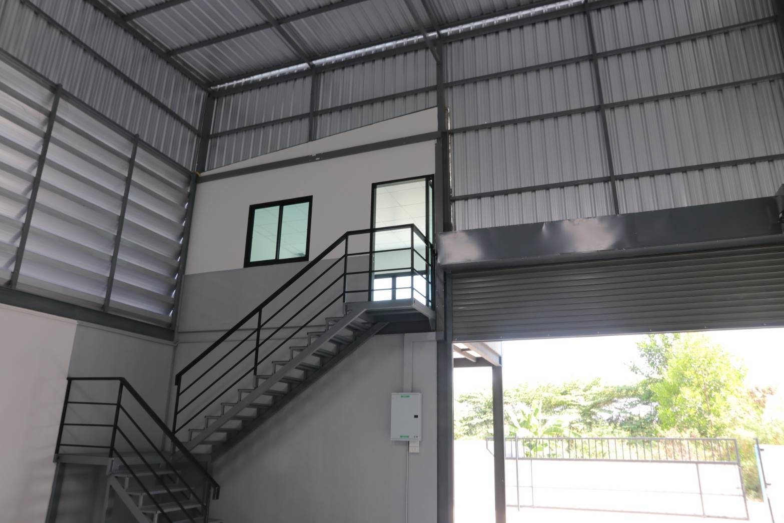 ให้เช่าโกดัง พร้อมออฟฟิตชั้นล่าง ห้องพักชั้นลอย มีรั้วล้อมรอบส่วนตัว ในซอยวัดลาดปลาดุก