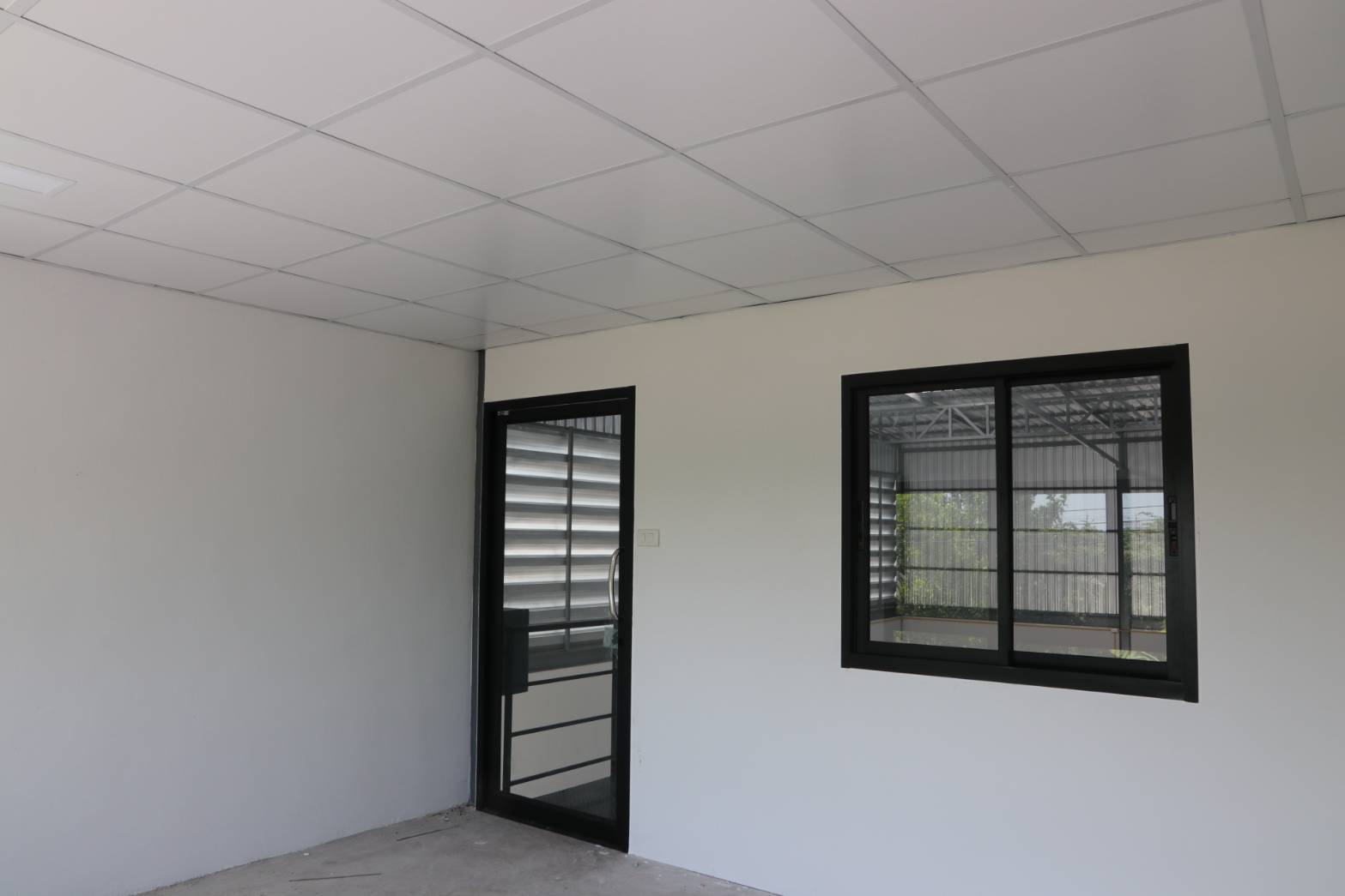 ให้เช่าโกดัง พร้อมออฟฟิตชั้นล่าง ห้องพักชั้นลอย มีรั้วล้อมรอบส่วนตัว ในซอยวัดลาดปลาดุก