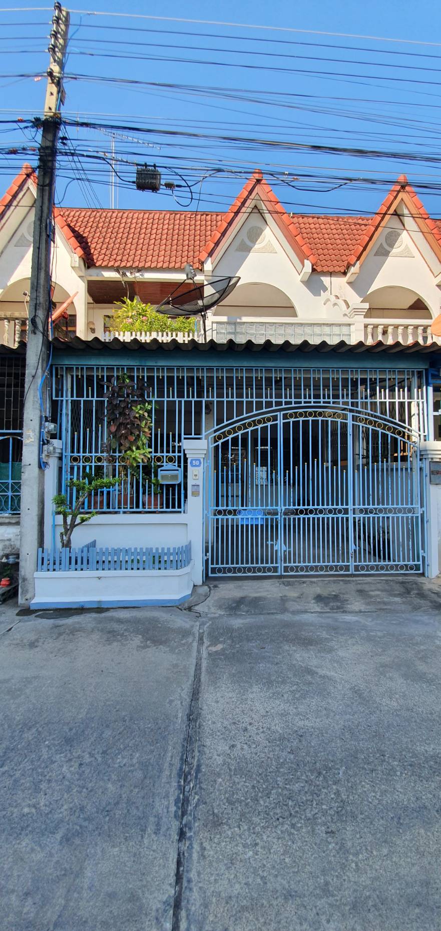 ขายบ้าน ในตัวเมือง ใกล้ศาลากลางจังหวัดราชบุรี  ขายบ้านทาวเฮ้าส์ 2 ชั้น ขนาด 27 ตารางวา ถนนเสือป่า ซอย 5 ตำบลหน้าเมือง อำเภอเมือง จังหวัดราชบุรี  
