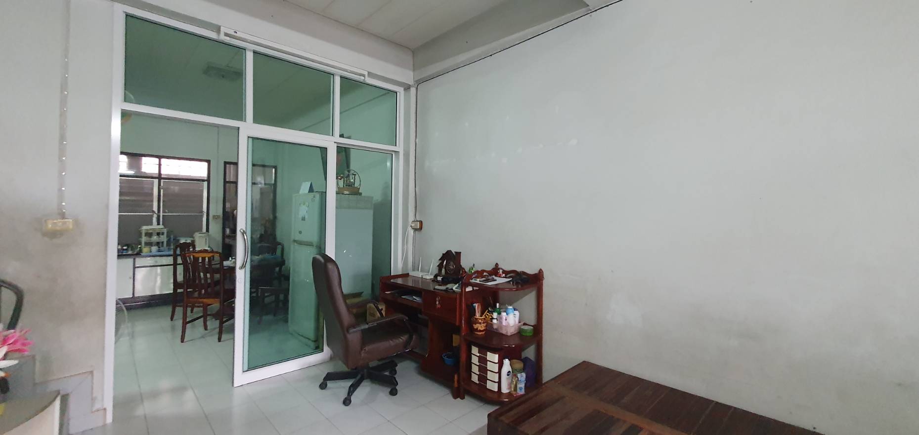 ขายบ้าน ในตัวเมือง ใกล้ศาลากลางจังหวัดราชบุรี  ขายบ้านทาวเฮ้าส์ 2 ชั้น ขนาด 27 ตารางวา ถนนเสือป่า ซอย 5 ตำบลหน้าเมือง อำเภอเมือง จังหวัดราชบุรี  