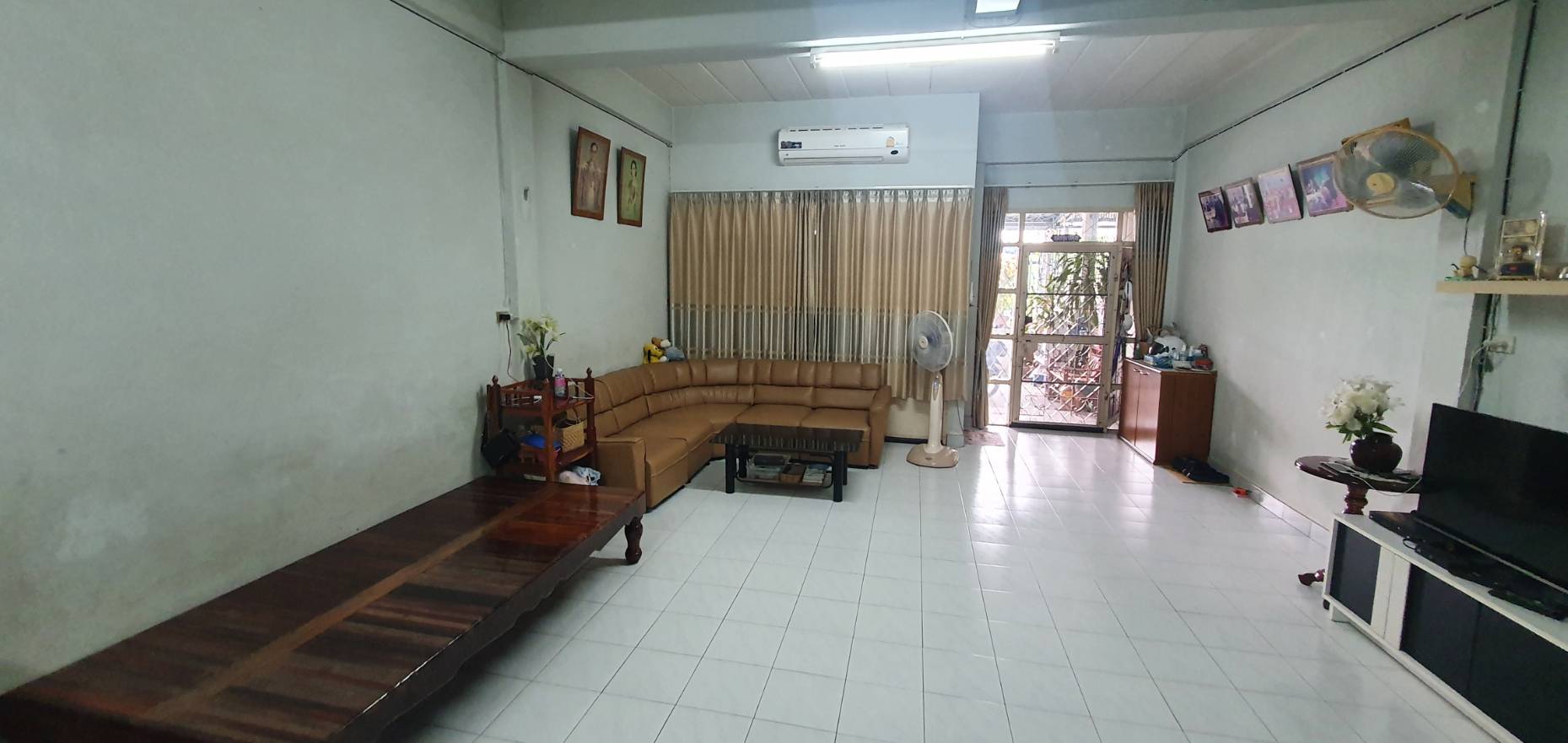 ขายบ้าน ในตัวเมือง ใกล้ศาลากลางจังหวัดราชบุรี  ขายบ้านทาวเฮ้าส์ 2 ชั้น ขนาด 27 ตารางวา ถนนเสือป่า ซอย 5 ตำบลหน้าเมือง อำเภอเมือง จังหวัดราชบุรี  
