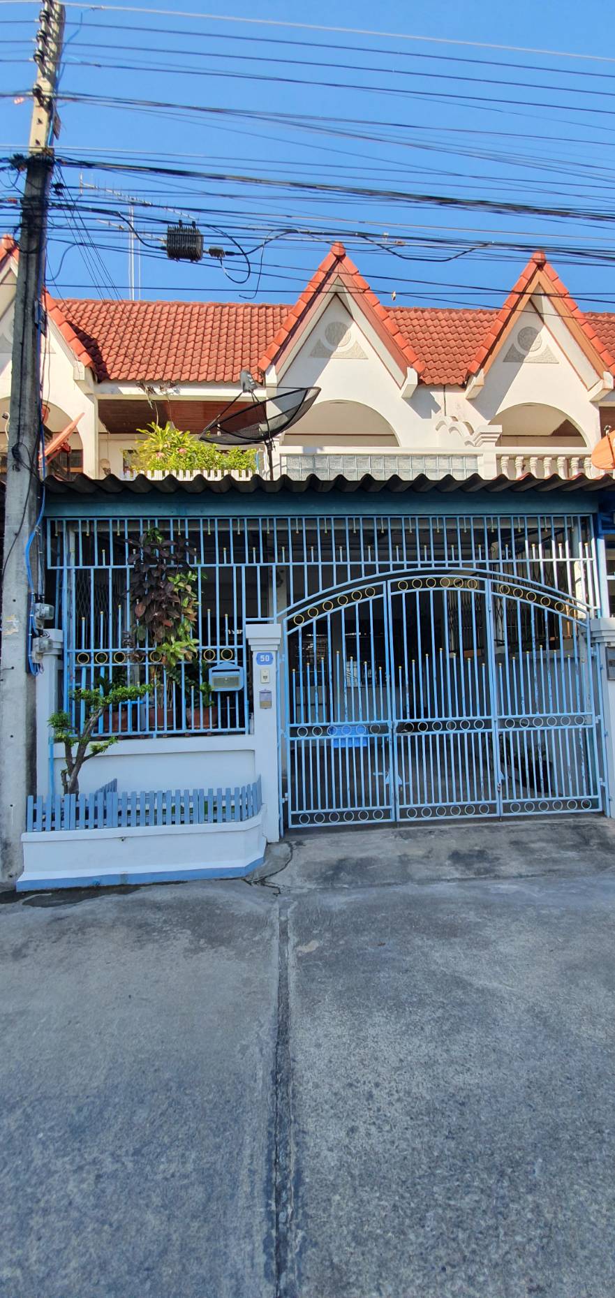ขายบ้าน ในตัวเมือง ใกล้ศาลากลางจังหวัดราชบุรี  ขายบ้านทาวเฮ้าส์ 2 ชั้น ขนาด 27 ตารางวา ถนนเสือป่า ซอย 5 ตำบลหน้าเมือง อำเภอเมือง จังหวัดราชบุรี  