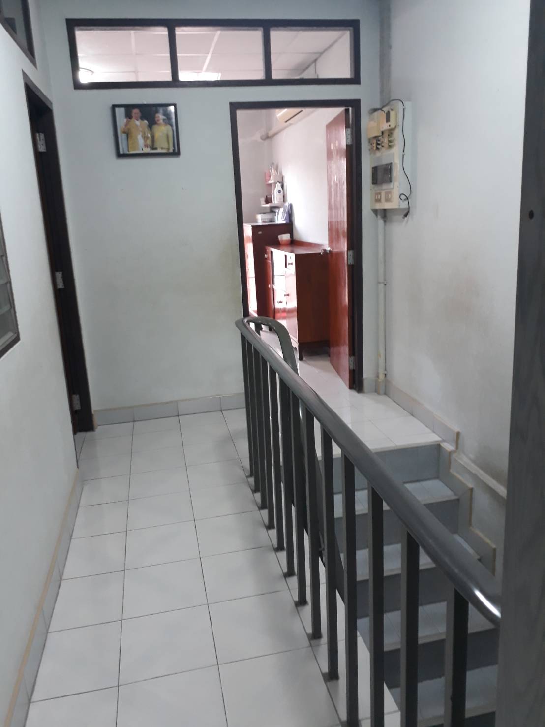 ขายบ้าน ในตัวเมือง ใกล้ศาลากลางจังหวัดราชบุรี  ขายบ้านทาวเฮ้าส์ 2 ชั้น ขนาด 27 ตารางวา ถนนเสือป่า ซอย 5 ตำบลหน้าเมือง อำเภอเมือง จังหวัดราชบุรี  