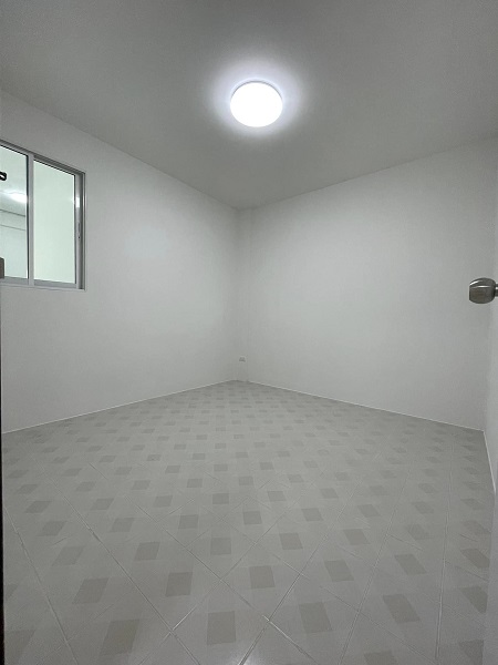 ให้เช่า Towhouse ย่านลาดพร้าว ใกล้ MRT ลาดพร้าว  3 ห้องนอน รีโนเวทเสร็จใหม่ทั้งหลัง 45   ตรว เฟอร์นิเจอร์ พร้อมอยู่) พื้นที่ใช้สอย   185   ตรม.  สามารถจดทะเบียนบริษัท