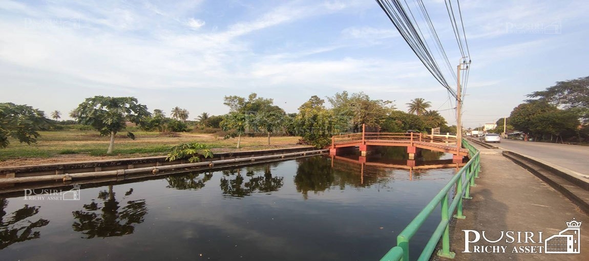 ที่ 10 ไร่เศษ ใกล้ ถ. ตัดใหม่พรานนก สาย 4 ร่มรื่น ด้านหน้าติดคลองกว้างๆรับลมตลอดปี รถยนต์เข้าออกสบาย เพียง 1.7 กม. ถ. สาย 4 KK4330S