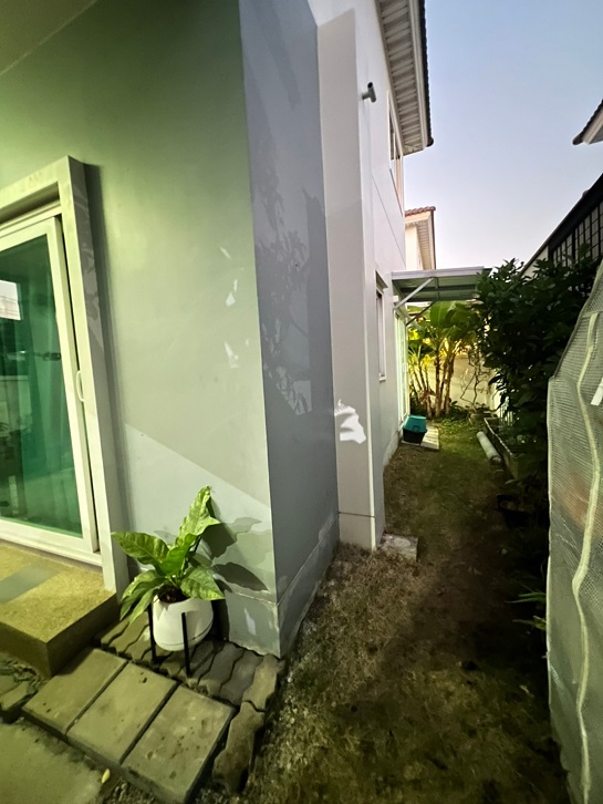  ขายบ้านพร้อมเฟอร์ ต่อเติมโรงรถหน้าบ้าน-หลังบ้านครบ ของแถมมากกว่า 13 รายการ