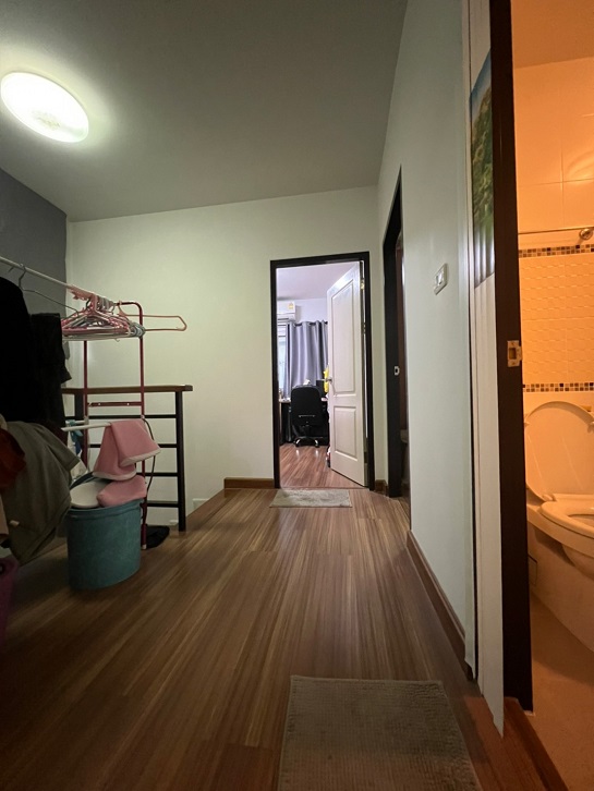  ขายบ้านพร้อมเฟอร์ ต่อเติมโรงรถหน้าบ้าน-หลังบ้านครบ ของแถมมากกว่า 13 รายการ