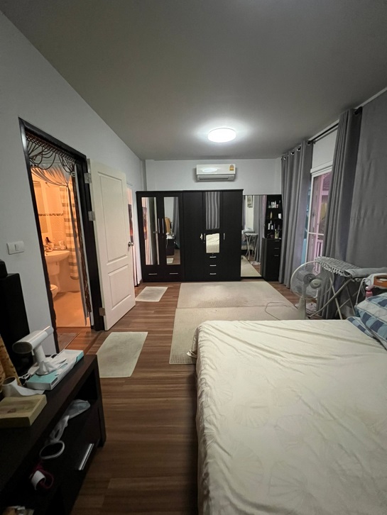  ขายบ้านพร้อมเฟอร์ ต่อเติมโรงรถหน้าบ้าน-หลังบ้านครบ ของแถมมากกว่า 13 รายการ