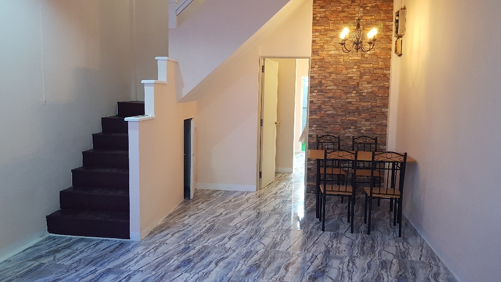 ขายบ้าน5นอน3ชั้นใกล้ถนนรัตนาธิเบศรถไฟฟ้าแยกบางพลูหรือจะทำเป็นOFFITก็ดี  21ตารางวา 3 ห้องน้ำ  