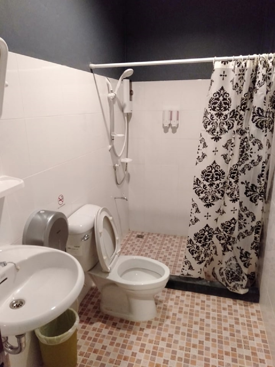 ขายโรงแรม ขายโฮสเทล 2 ชั้นครึ่ง ติดถนนใหญ่ ใกล้ ม.แม่ฟ้าหลวง ใกล้เซเว่น 6.8 ล้าน