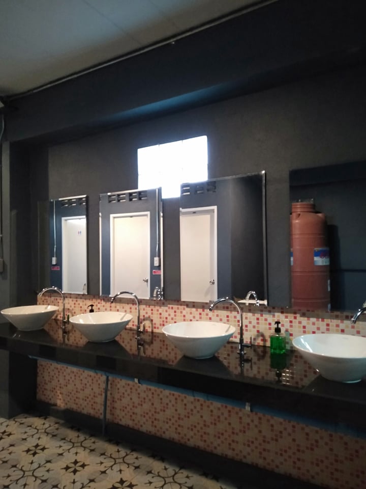 ขายโรงแรม ขายโฮสเทล 2 ชั้นครึ่ง ติดถนนใหญ่ ใกล้ ม.แม่ฟ้าหลวง ใกล้เซเว่น 6.8 ล้าน