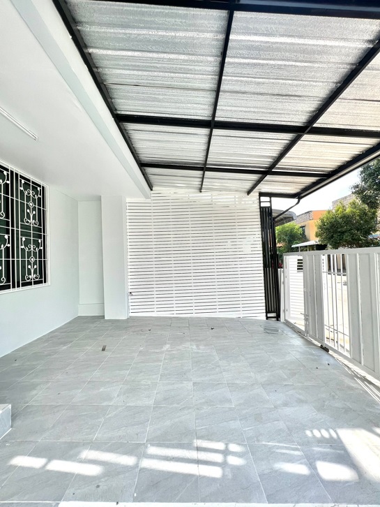 Agent Post ขายบ้าน Renovate ใหม่ กว้างเท่าบ้านเดี่ยว ลงเสาเข็มเพิ่มที่จอดรถ ขายถูกสุดในโครงการ ฟรีค่าใช้จ่ายวันโอนแบบจุกๆ หมู่บ้านร็อคการ์เด้น-สุวรรณภูมิ เส้นลาดกระบัง-สุวรรณภูมิ