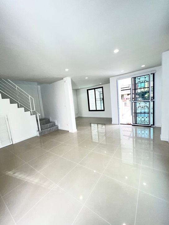 Agent Post ขายบ้าน Renovate ใหม่ กว้างเท่าบ้านเดี่ยว ลงเสาเข็มเพิ่มที่จอดรถ ขายถูกสุดในโครงการ ฟรีค่าใช้จ่ายวันโอนแบบจุกๆ หมู่บ้านร็อคการ์เด้น-สุวรรณภูมิ เส้นลาดกระบัง-สุวรรณภูมิ