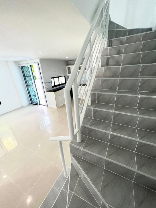 Agent Post ขายบ้าน Renovate ใหม่ กว้างเท่าบ้านเดี่ยว ลงเสาเข็มเพิ่มที่จอดรถ ขายถูกสุดในโครงการ ฟรีค่าใช้จ่ายวันโอนแบบจุกๆ หมู่บ้านร็อคการ์เด้น-สุวรรณภูมิ เส้นลาดกระบัง-สุวรรณภูมิ