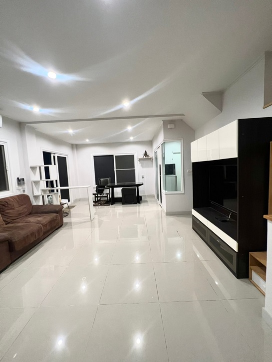 Agent Post ขายบ้านแฝด สภาพสวย พร้อมอยู่ ของแถมไม่ต่ำกว่า 6 รายการ ฟรีส่วนกลางอีก 1 ปี