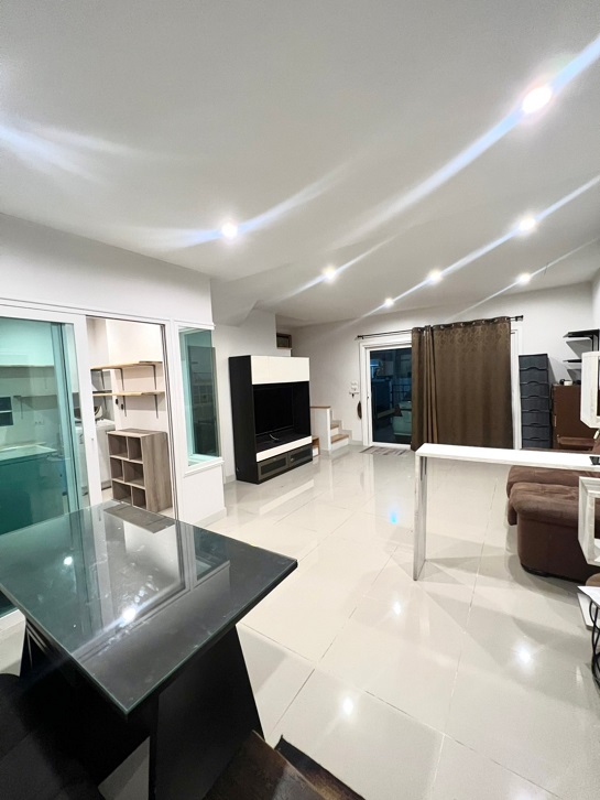 Agent Post ขายบ้านแฝด สภาพสวย พร้อมอยู่ ของแถมไม่ต่ำกว่า 6 รายการ ฟรีส่วนกลางอีก 1 ปี