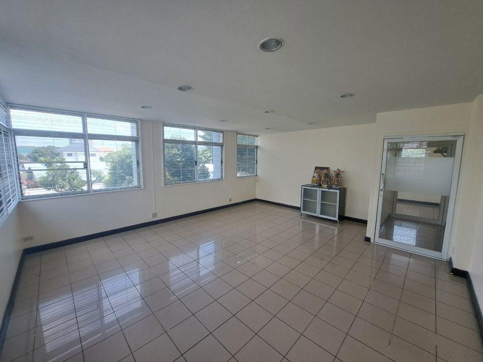 ให้เช่าโฮมออฟฟิศ 5 ชั้นพื่นที้ใช้สอย 700 ตรม. ซอยอินทราภรณ์ ศรีวรา ใกล้ๆกับถนนเลียบทางด่วน