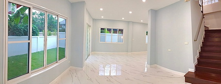 ขายบ้านแฝด  ติดถนนราชพฤกษ์ มีพื้นที่ด้านข้าง พร้อมสนามหญ้ารอบบ้าน เดินทางสะดวกเพียง 2 นาที ถึงวงเวียนพระรามห้า 