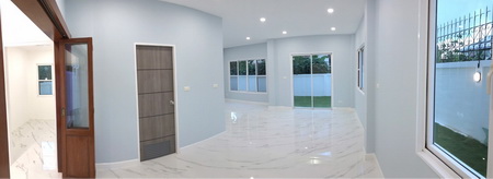 ขายบ้านแฝด  ติดถนนราชพฤกษ์ มีพื้นที่ด้านข้าง พร้อมสนามหญ้ารอบบ้าน เดินทางสะดวกเพียง 2 นาที ถึงวงเวียนพระรามห้า 