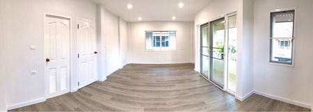 ขายบ้านแฝด  ติดถนนราชพฤกษ์ มีพื้นที่ด้านข้าง พร้อมสนามหญ้ารอบบ้าน เดินทางสะดวกเพียง 2 นาที ถึงวงเวียนพระรามห้า 