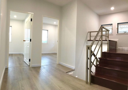 ขายบ้านแฝด  ติดถนนราชพฤกษ์ มีพื้นที่ด้านข้าง พร้อมสนามหญ้ารอบบ้าน เดินทางสะดวกเพียง 2 นาที ถึงวงเวียนพระรามห้า 