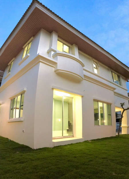 ขายบ้านแฝด  ติดถนนราชพฤกษ์ มีพื้นที่ด้านข้าง พร้อมสนามหญ้ารอบบ้าน เดินทางสะดวกเพียง 2 นาที ถึงวงเวียนพระรามห้า 