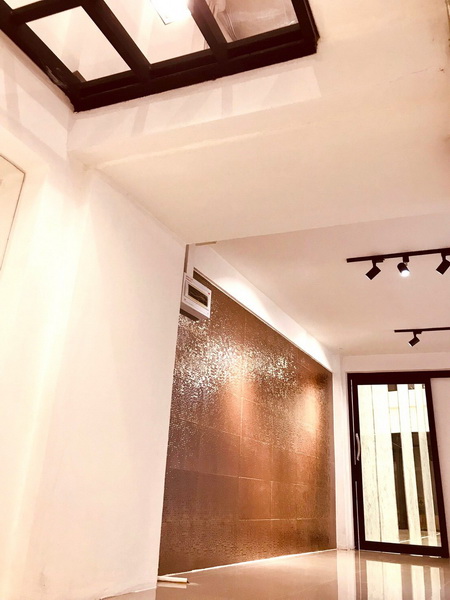 ขายอาคารพาณิชย์ ใจกลางเมืองนนทบุรี บนถนนติวานนท์ รถไฟฟ้าผ่านหน้าอาคาร ห่างจากสถานีเพียง 50 ม. (สถานีแคราย) สามารถจอดรถหน้าอาคารได้ 