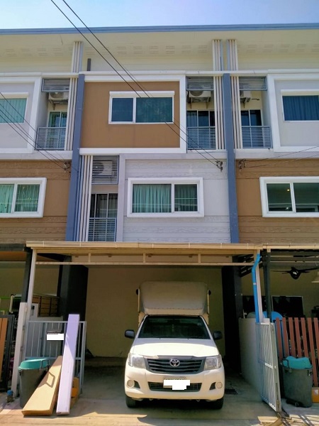 ให้เช่าทาวเฮาส์ 2 ชั้น วิลเลจซิตี้ พัฒนาการ38  3 ห้องนอน 3 ห้องน้ำ แอร์4 ตัว เฟอร์ครบทุกห้องนอน พร้อมอยู่  มีตู้เย็น เครื่องซักผ้า ครัวเตาครบ 