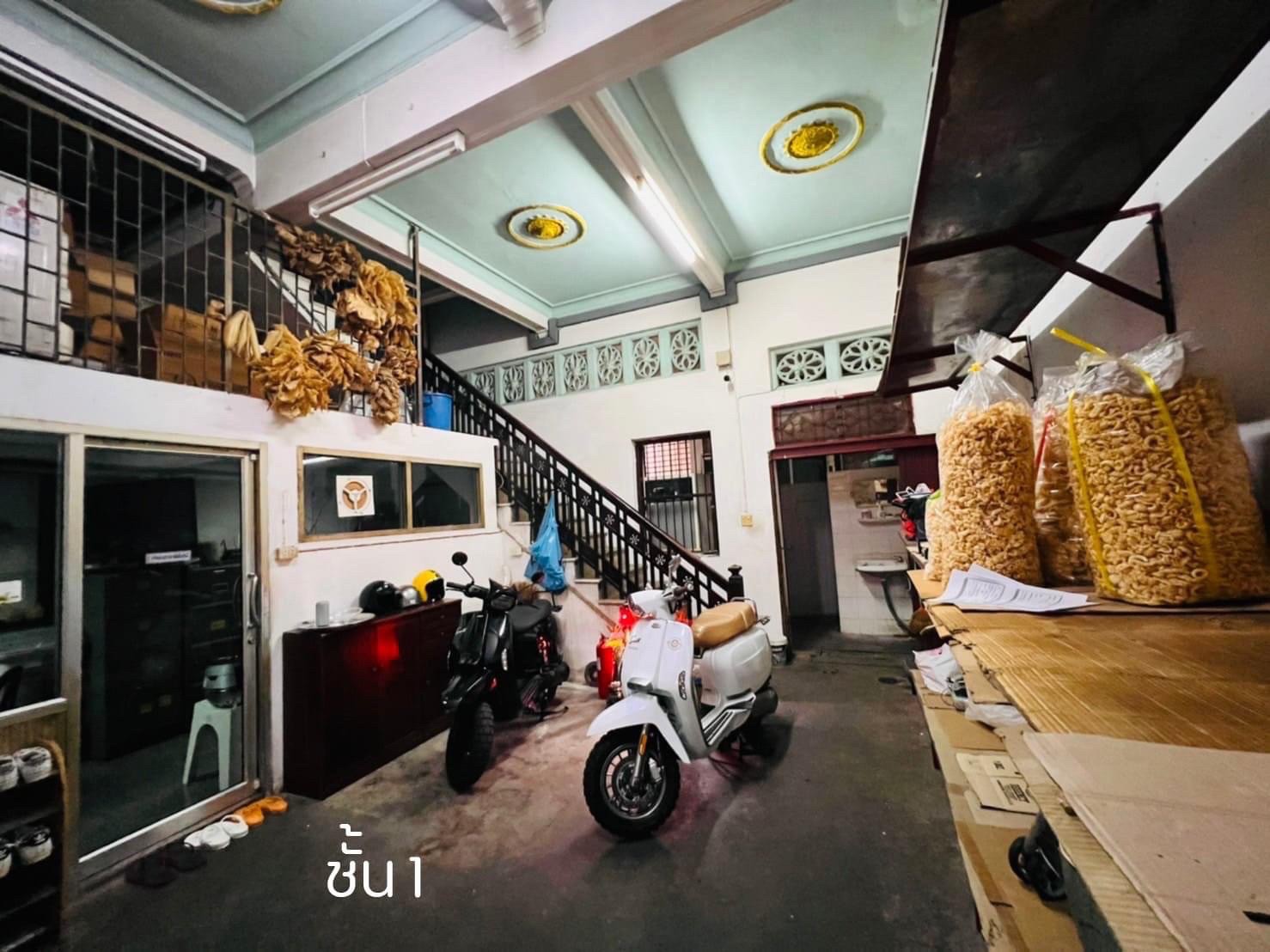 ขายอาคารพาณิชย์ 6 ชั้นย่านเยาวราช-สำเพ็ง ขนาด 32 ตรวา  มีลิฟท์ ด่วน 